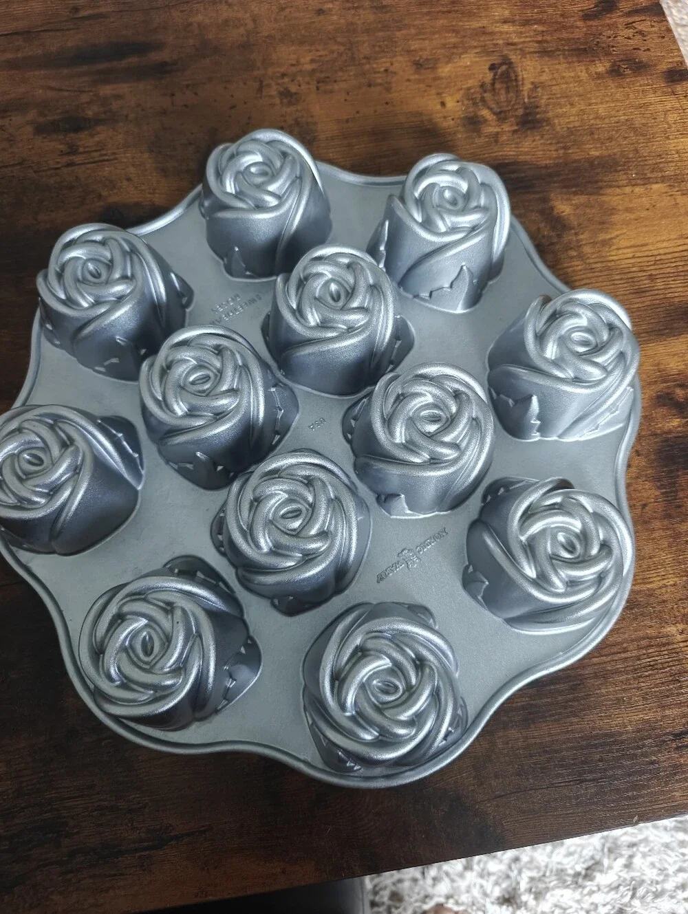 Roses cakepan cast aluminum Nordic ware new bouquet of roses 12